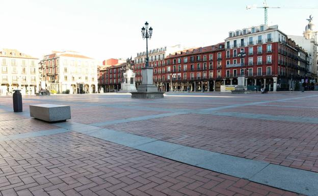 Imagen principal - La Plaza Mayor, Teresa Gil y Duque de la Victoria, el sábado 14 de marzo de 2020 por la tarde. 