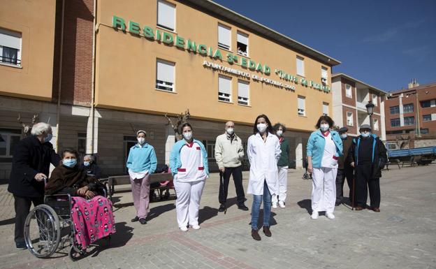 Trabajadores y algunos usuarios, frente a la residencia de Portillo, sin positivos y todos vacunados. 