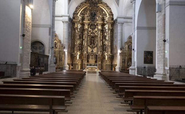 Imagen principal - La iglesia de San Andrés vacía el domingo 15 de marzo de 2020, la de Nuestra Señora del Rosario, cerrada. Y anuncio del club Juventud Rondilla del cierre de sus instalaciones. 