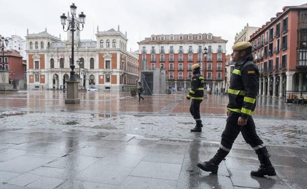 Imagen principal - Militares de la UME, en Valladolid el lunes 16 de mazo de 2016. 