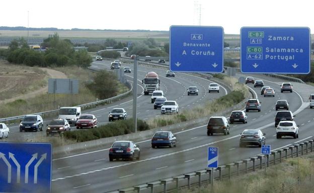 Rescatan tras cinco horas al conductor de un camión que volcó en Tordesillas