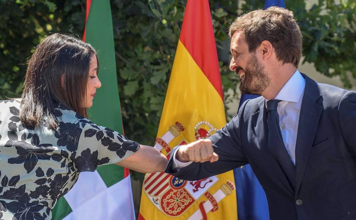 Arrimadas y Casado, en julio de 2020, cuando sus partidos se presentaron cojuntamente en el País Vasco.