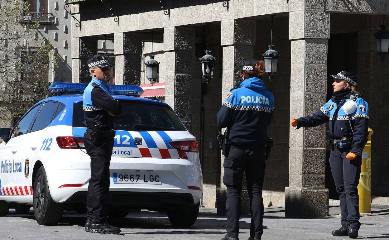 Agentes de la Policía Local durante una patrulla por la ciudad de Segovia en plena pandemia. 