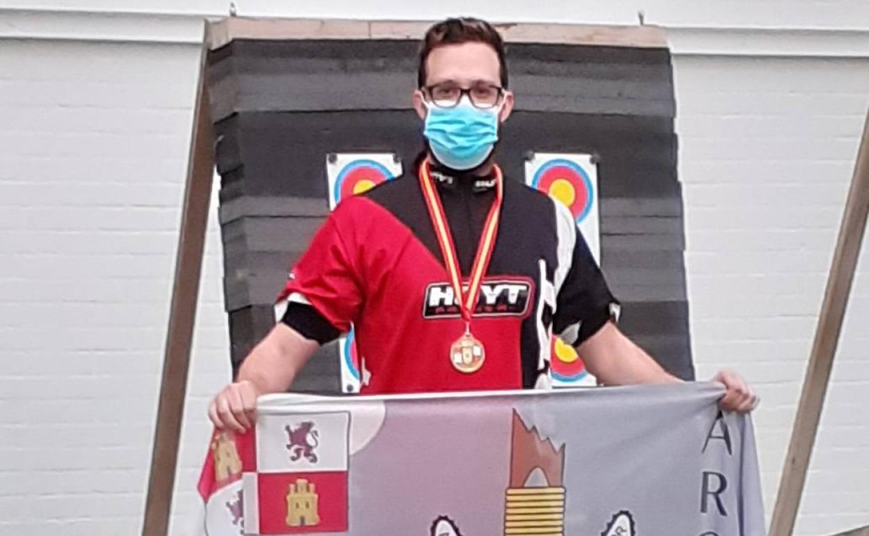 Oro para Eduardo Salamanca en el Campeonato de Castilla y León Absoluto de Sala de tiro con arco
