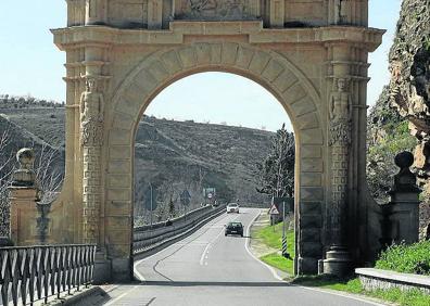 Imagen secundaria 1 - Arriba, avenida de la Consitutción. Abajo, inicio de la carretera CL-607 y a la derecha, tramo en el Hospital. 