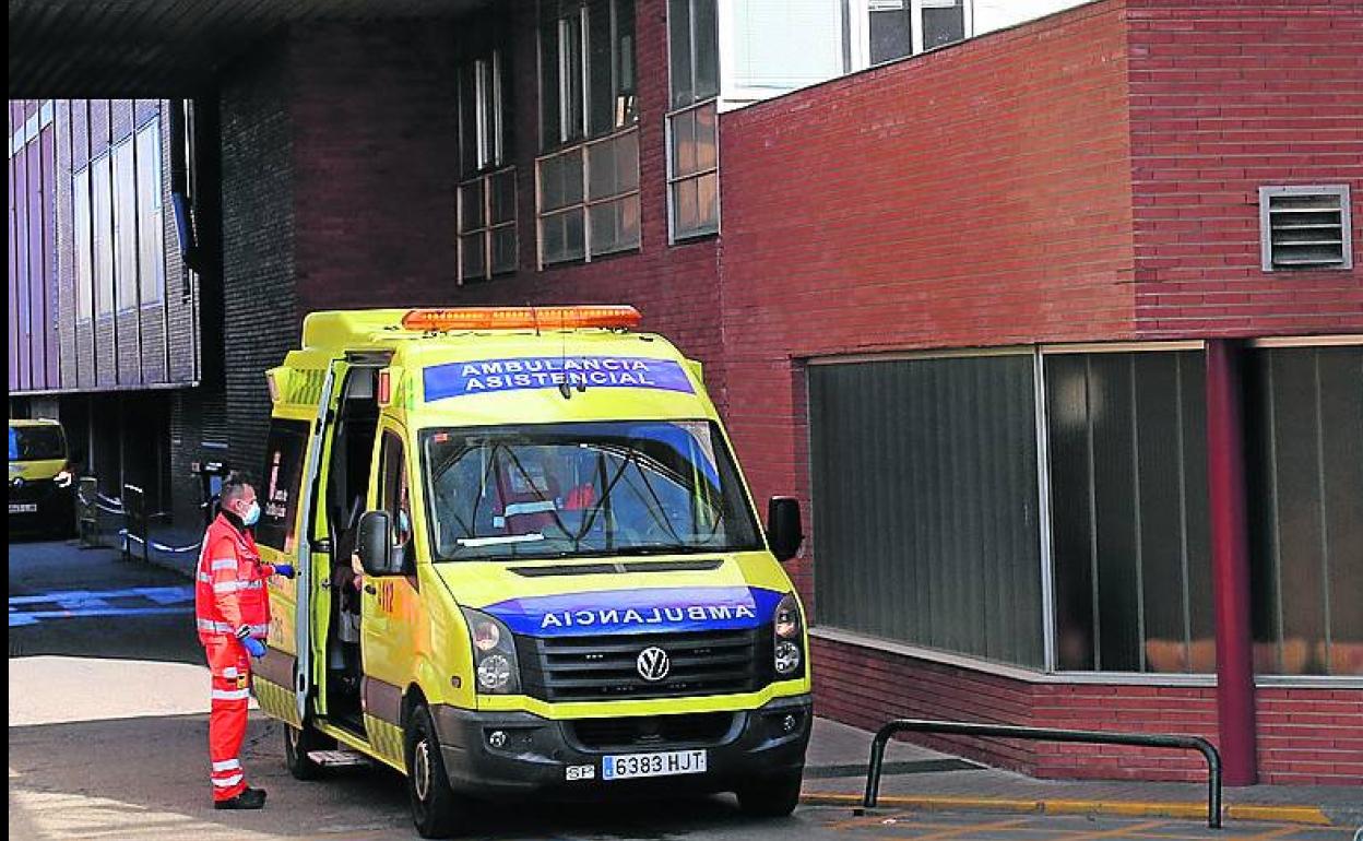 Una ambulancia en la zona de Urgencias del Río Carrión.