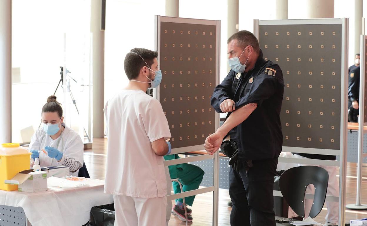 Vacunación de policías nacionales la semana pasada en el Centro Cultural Miguel Delibes.