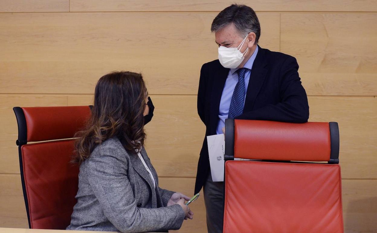 Marta Sanz (Cs) conversa con Francisco Vázquez (PP) antes de la reunión de la Mesa de las Cortes. 