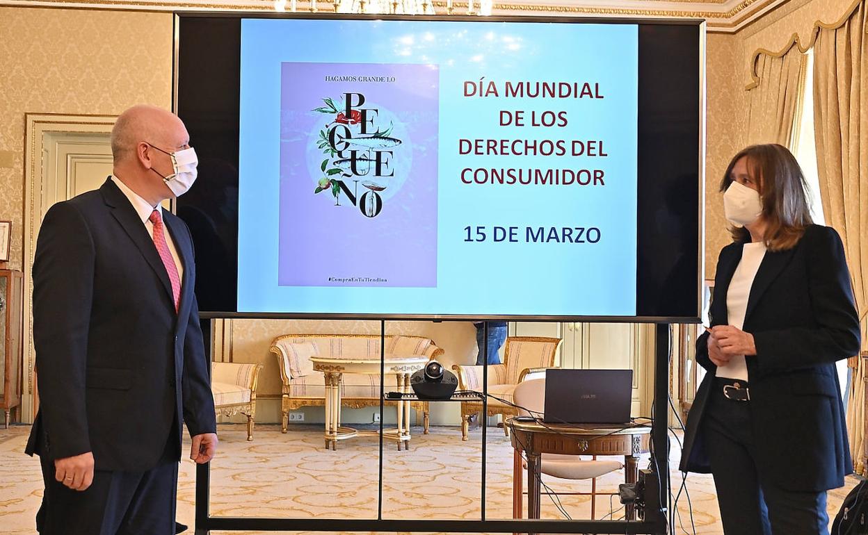 Juan José Sánchez y María José Fresnadillo durante la presentación del balance.