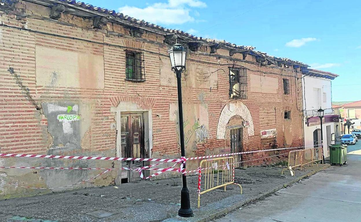 Estado del inmueble, que se encuentra acordonado en previsión posibles desprendimientos. .
