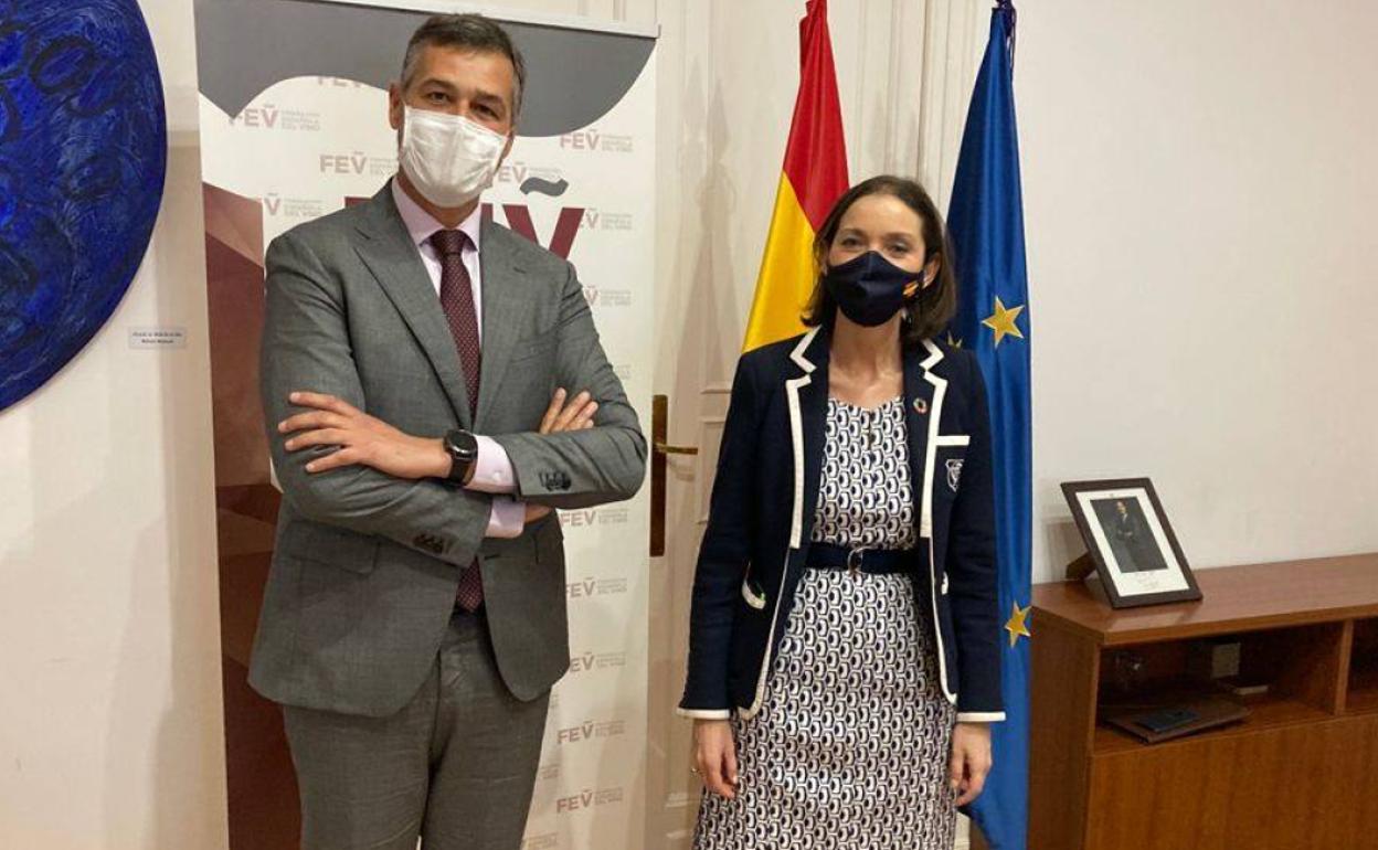 El presidente de la Federación Española del Vino, Emilio Restoy, ha pedido hoy a la Ministra de Industria, Comercio y Turismo, Reyes Maroto. 