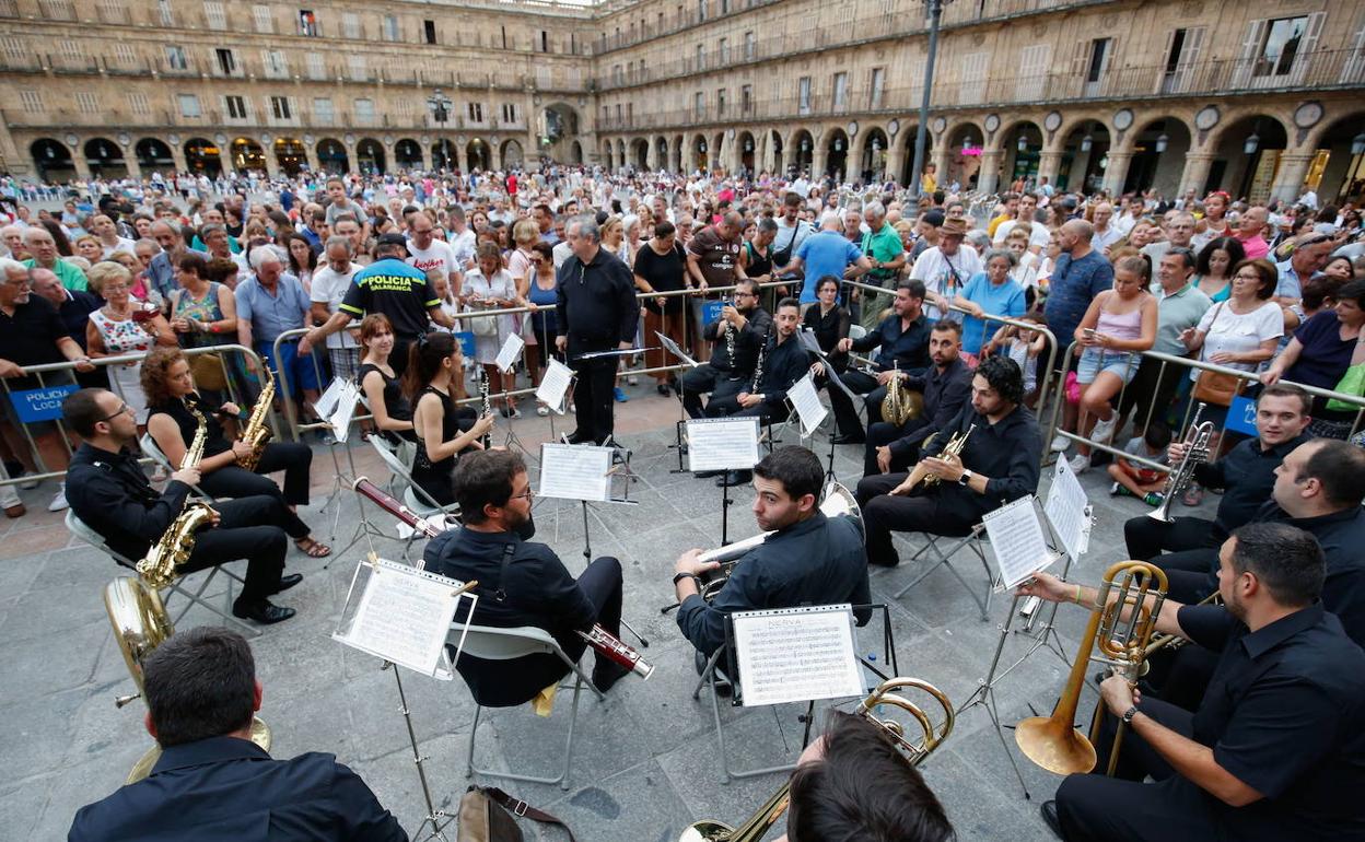 Actuación de la bada municipal de música en la Plaza Mayor.