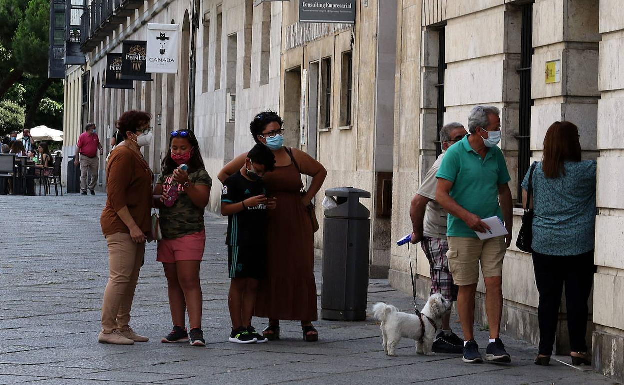 Desempleados a la puerta de una oficina de empleo en Valladolid.