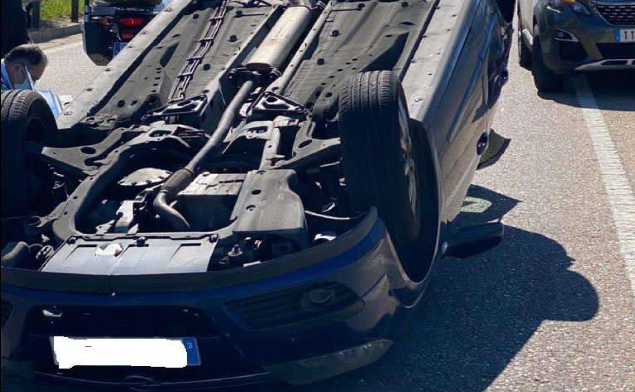 Sucesos: Herida una conductora al chocar contra un camión y volcar en la ronda este de Valladolid