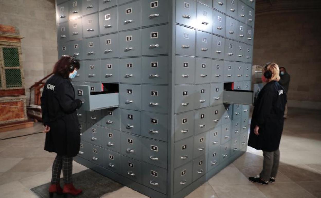 Dos espectadoras participan en 'Archivo', convirtiéndose en actrices de la propuesa de Serrucho. 