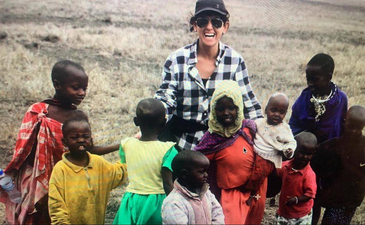 La cooperante salmantina María Carpio-Pérez, con un grupo de niños