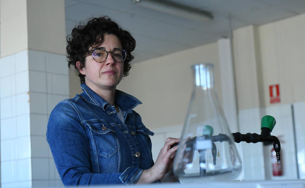 María Sainz, una de las investigadoras, en el laboratorio de la Facultad de Medicina. 