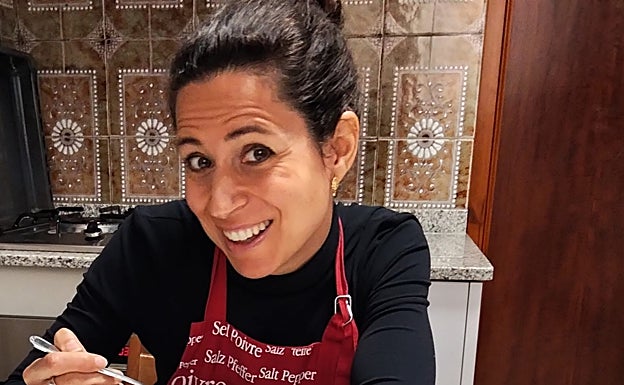 Miquela, a punto de probar los garbanzos guisados.