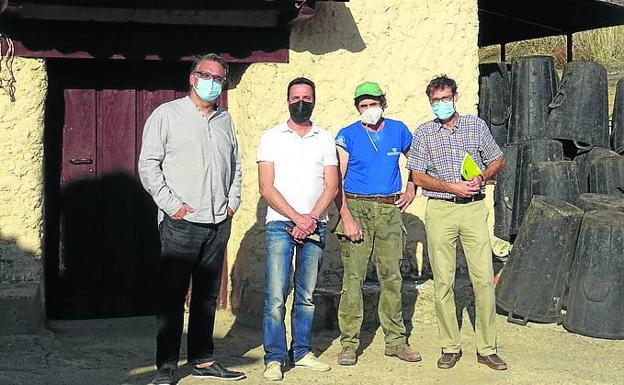 El alcalde, Víctor Manuel Sanz, a la izquierda, junto con el profesor Félix Jové, a la derecha. 