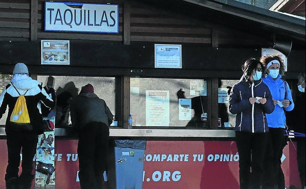 Personas en las taquillas de la estación de Navacerrada. 