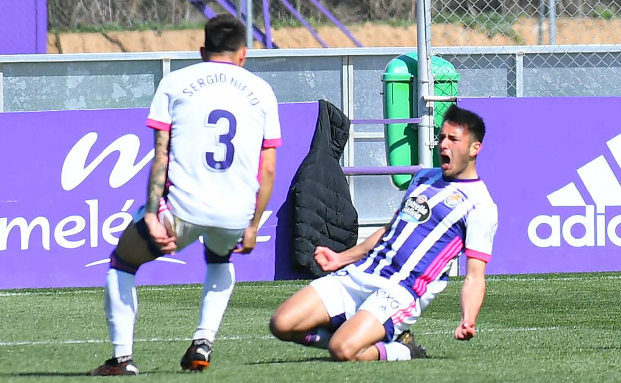 Castri celebra desde el suelo el gol ante el Oviedo B junto a Sergio Nieto. 