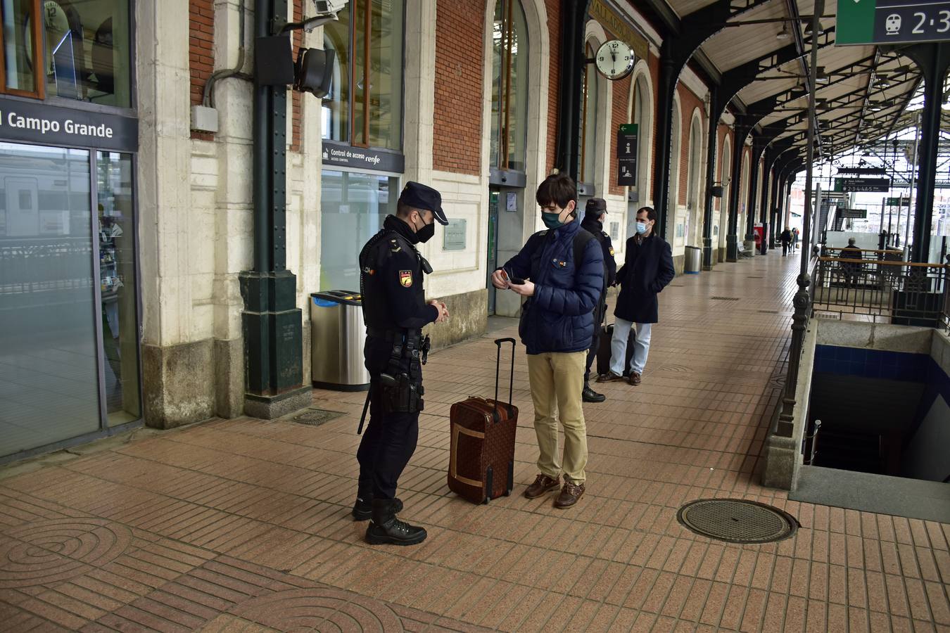 Fotos: Controles de movilidad en las estaciones de trenes y autobuses de Valladolid