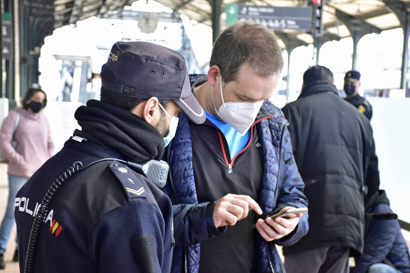 Fotos: Controles de movilidad en las estaciones de trenes y autobuses de Valladolid