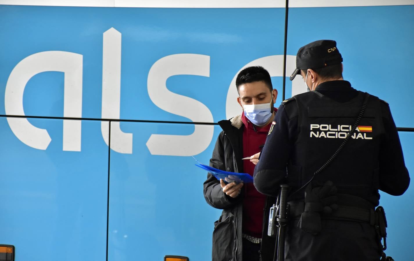 Fotos: Controles de movilidad en las estaciones de trenes y autobuses de Valladolid