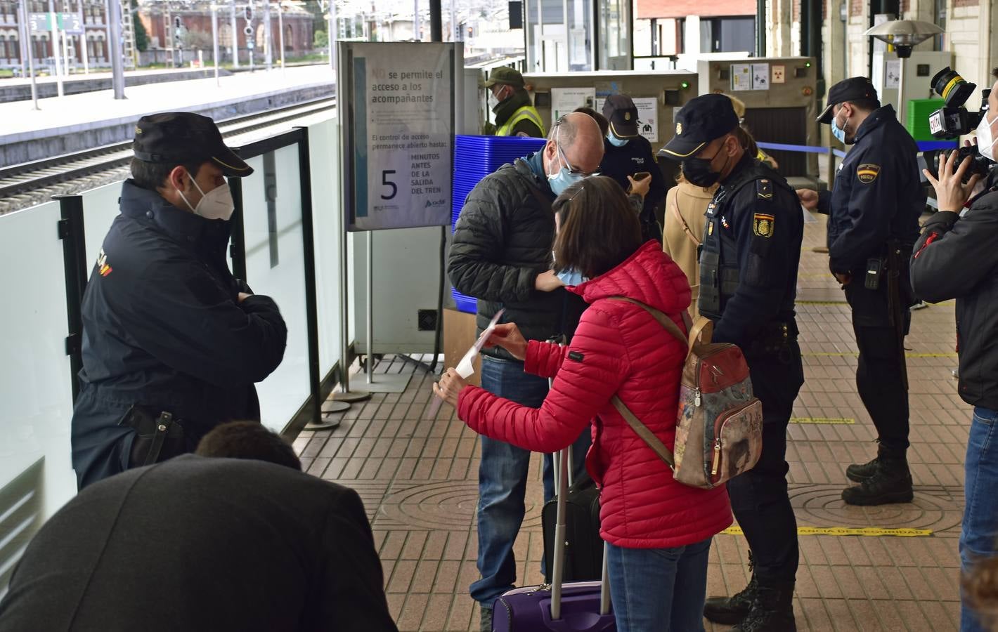 Fotos: Controles de movilidad en las estaciones de trenes y autobuses de Valladolid