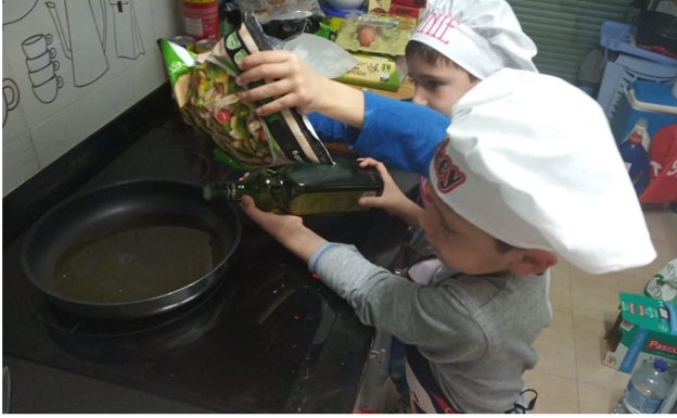 Imagen principal - Los mellizos en diferentes momentos de la preparación de las fajitas de verduras 