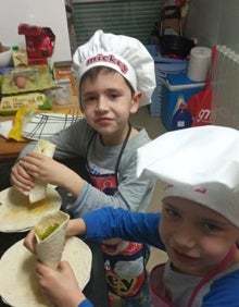 Imagen secundaria 2 - Los mellizos en diferentes momentos de la preparación de las fajitas de verduras 