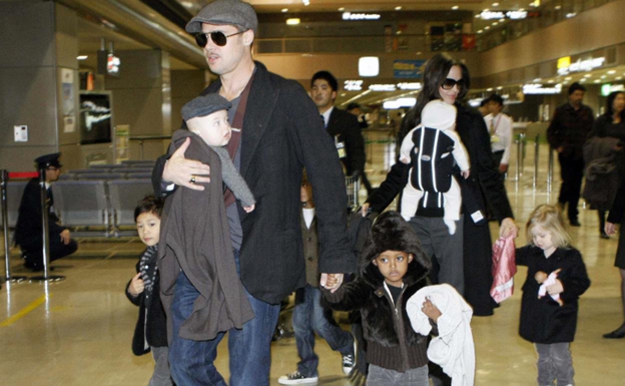Imagen de archivo de Brad Pitt y Angelina Jolie con sus hijos. 