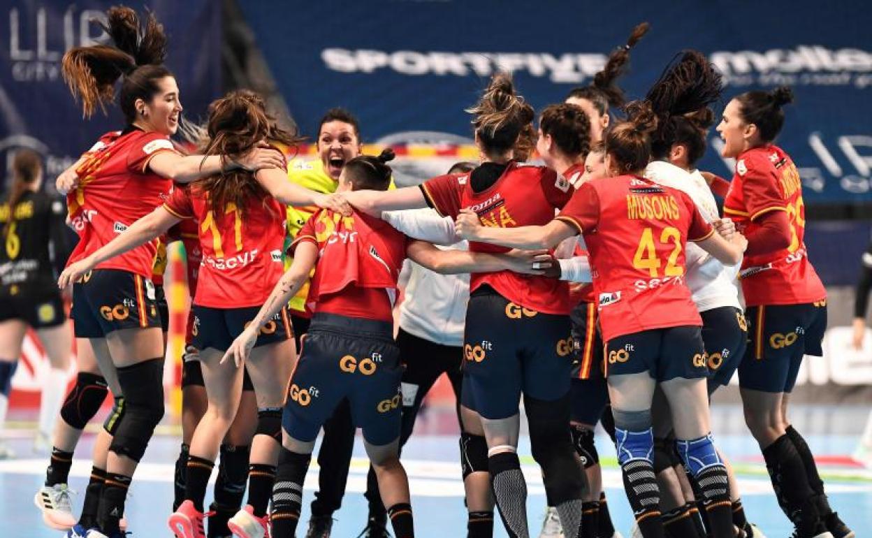 Las jugadoras de la selección española celebran el empate ante las suecas 