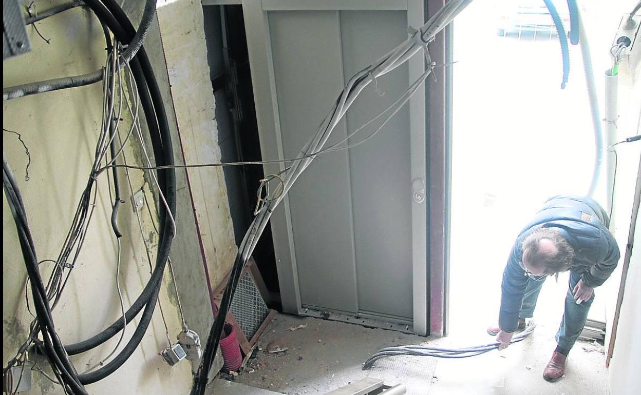 José Francisco García, junto a uno de los elevadores. 