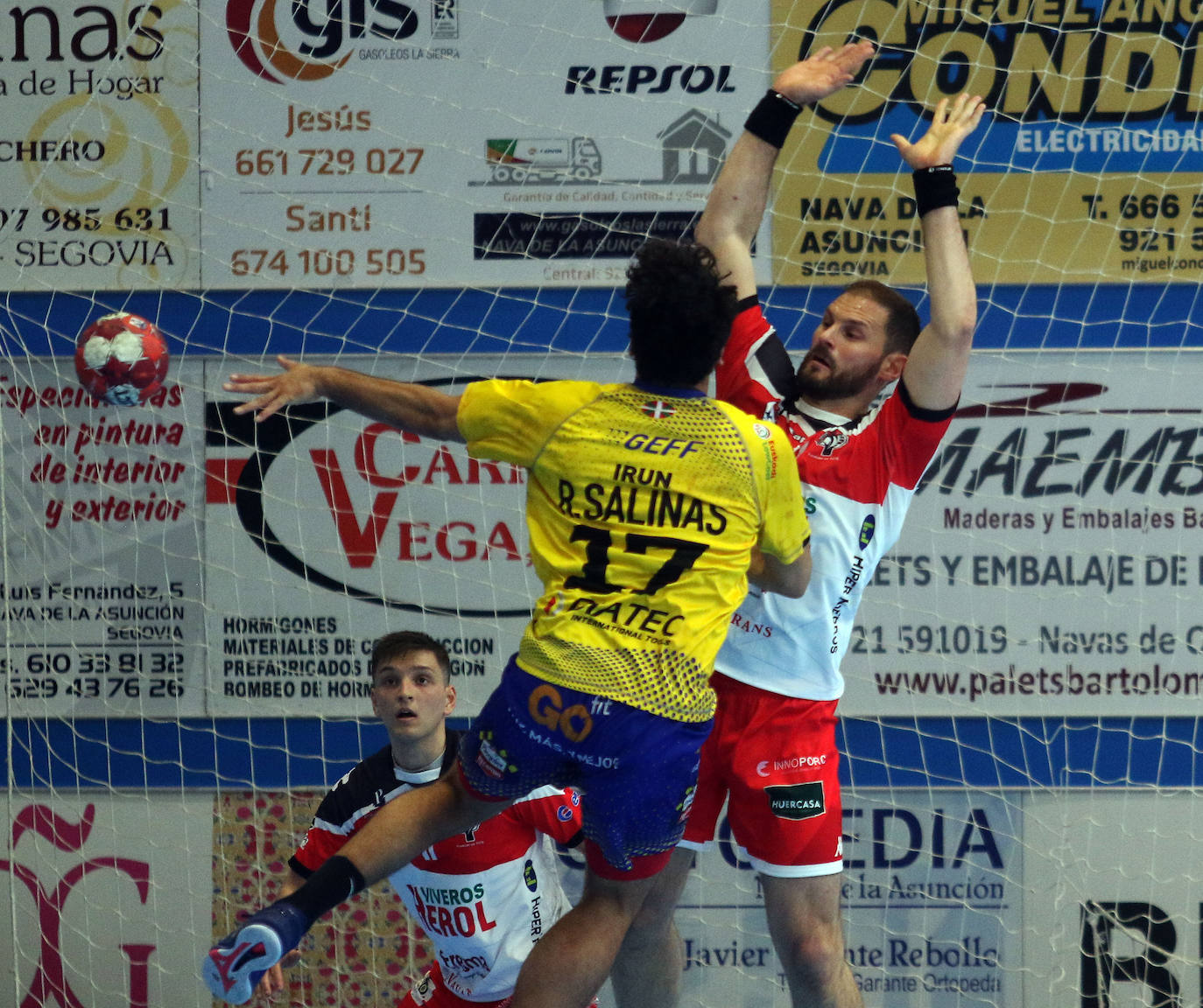 Partido de la Liga Asobal entre Balonmano Nava y Bidasoa 