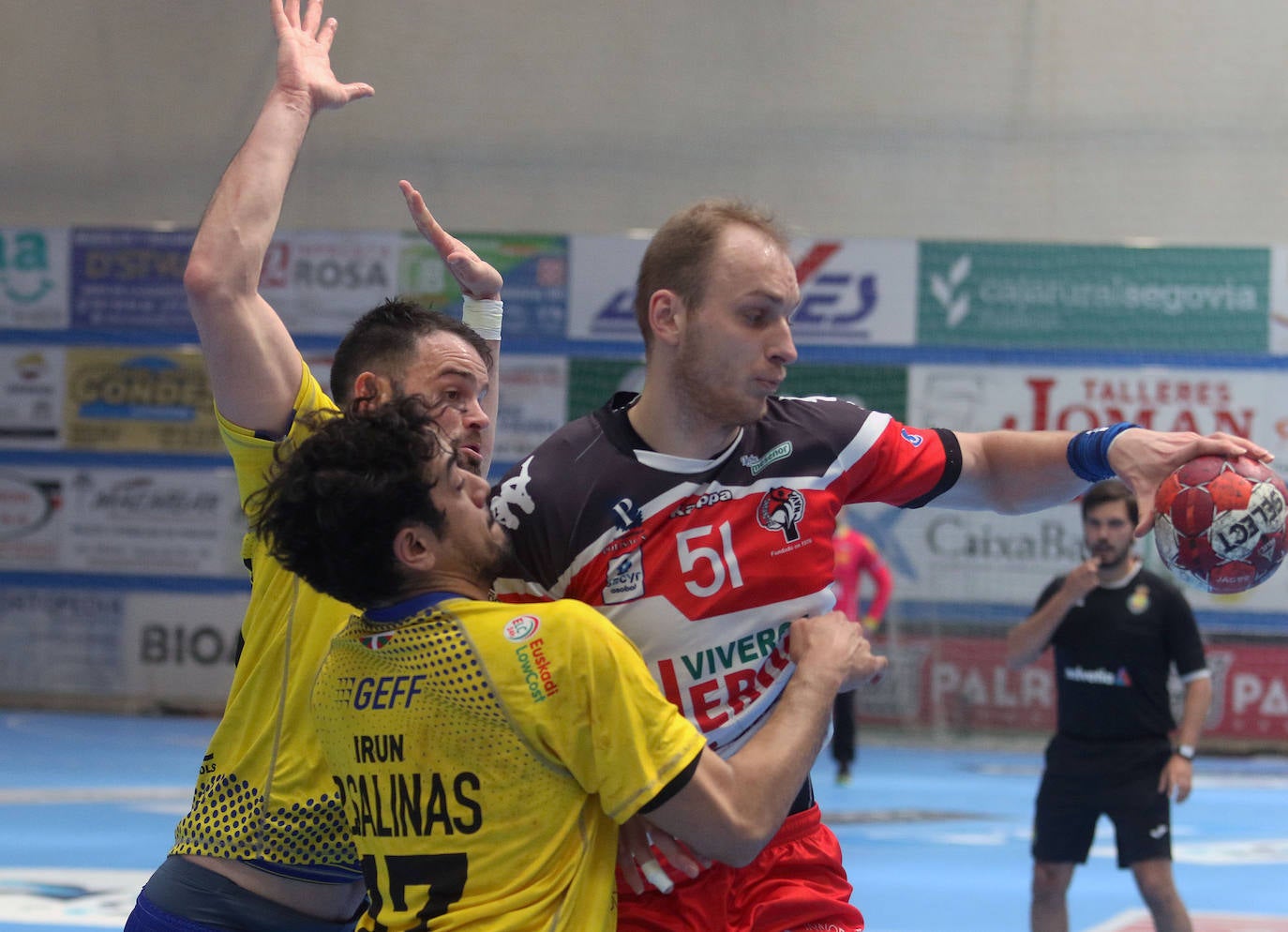 Partido de la Liga Asobal entre Balonmano Nava y Bidasoa 