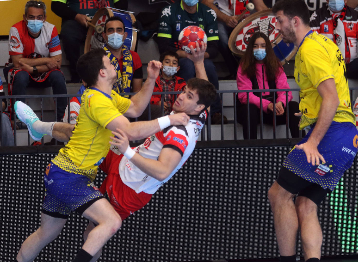 Partido de la Liga Asobal entre Balonmano Nava y Bidasoa 