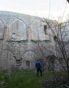 Imagen secundaria 2 - El caserón conserva los efectos de la ocupación falangista posterior a la Guerra Civil. Tiene acceso al castillo a través de un patio de armas que Enrique de Rivas quiso convertir en un pequeño teatro. 