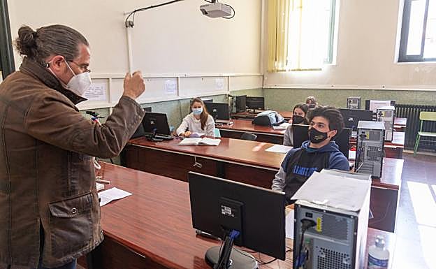 El profesor Guillermo Granja imparte una clase a los alumnos de Bachillerato Internacional. 