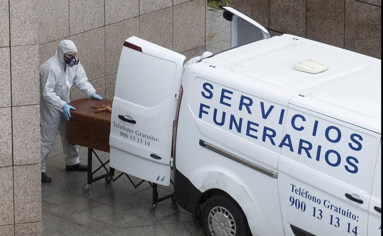 Un operarios introduce en una furgoneta un féretro en el Hospital General de Segovia durante la pandemia. 