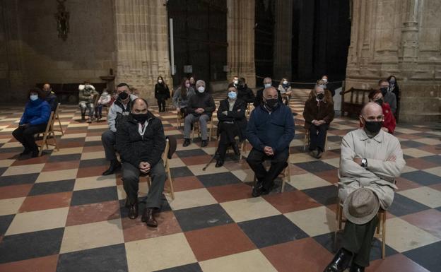 Asistentes ak pregón de Semana Santa, este sábado, debidamente separados y con mascarilla. 