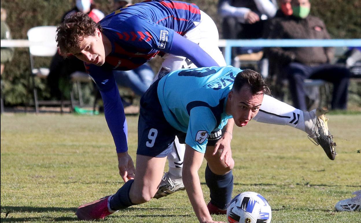Disputa por un balón en el partido entre La Granja y la Gimnástica jugado este sábado. 