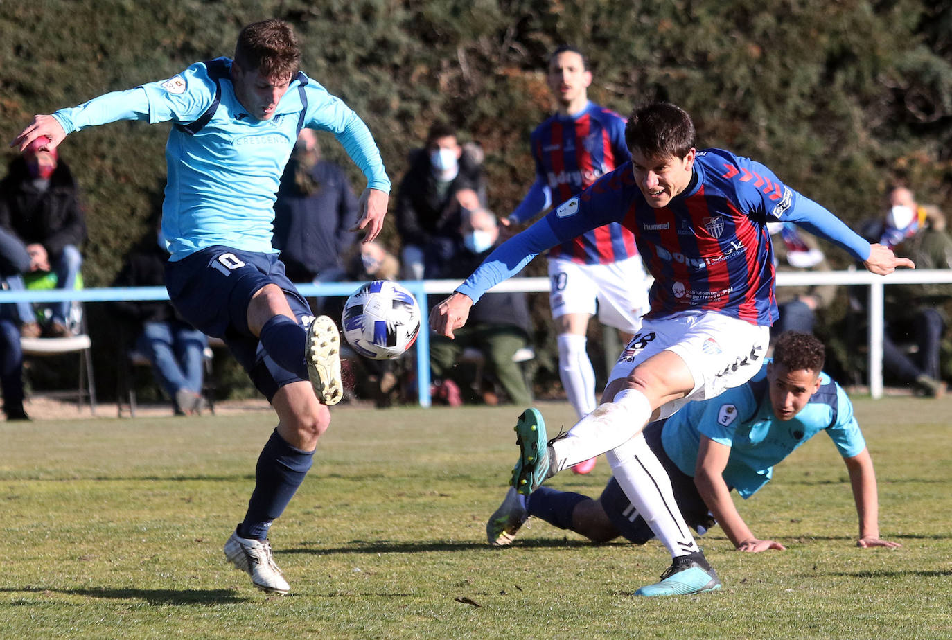 Lance del choque, este sábado, entre La Granja y la Segoviana, que ha terminado empate a cero. 