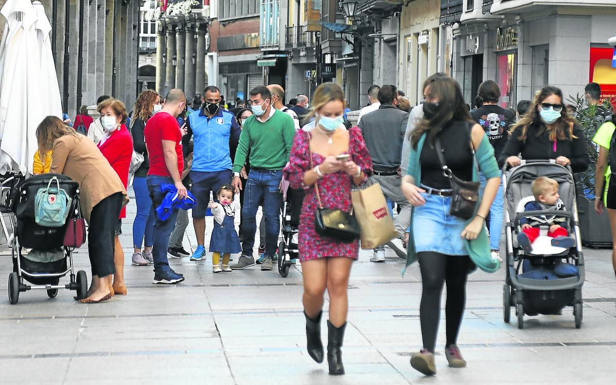 Numerosos palentinos por la Calle Mayor, en una imagen del mes de septiembre de 2020.