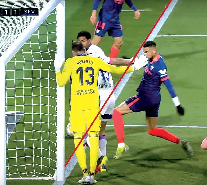 La pelota, fuera por completo del terreno de juego.