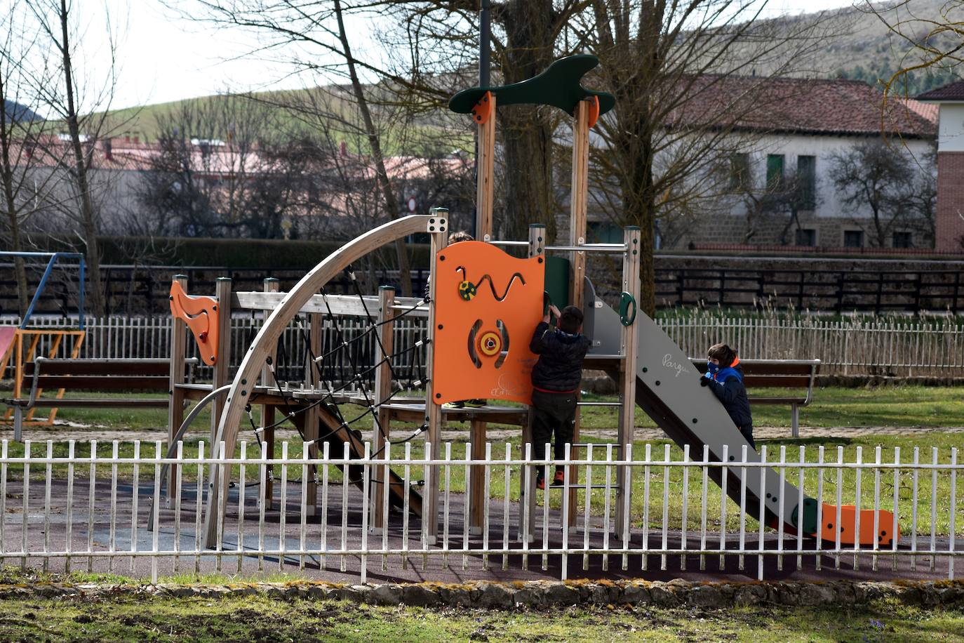 Fotos: Ilusiones infantiles en el parque de Aguilar tras un año cerrado