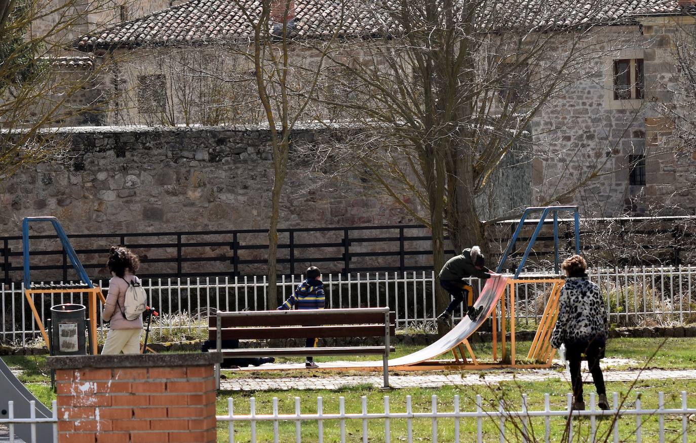 Fotos: Ilusiones infantiles en el parque de Aguilar tras un año cerrado