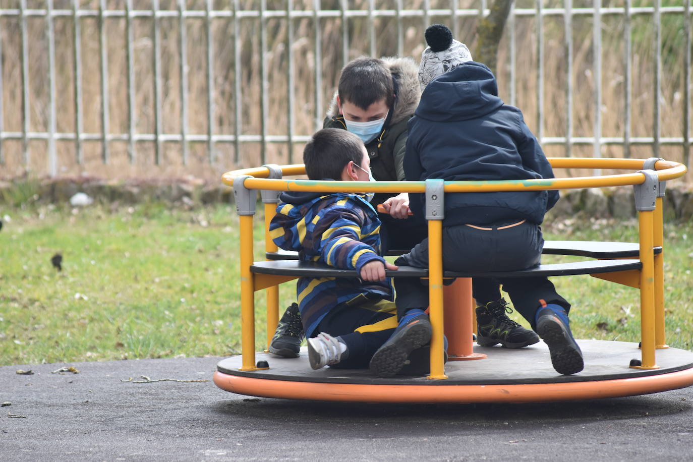 Fotos: Ilusiones infantiles en el parque de Aguilar tras un año cerrado