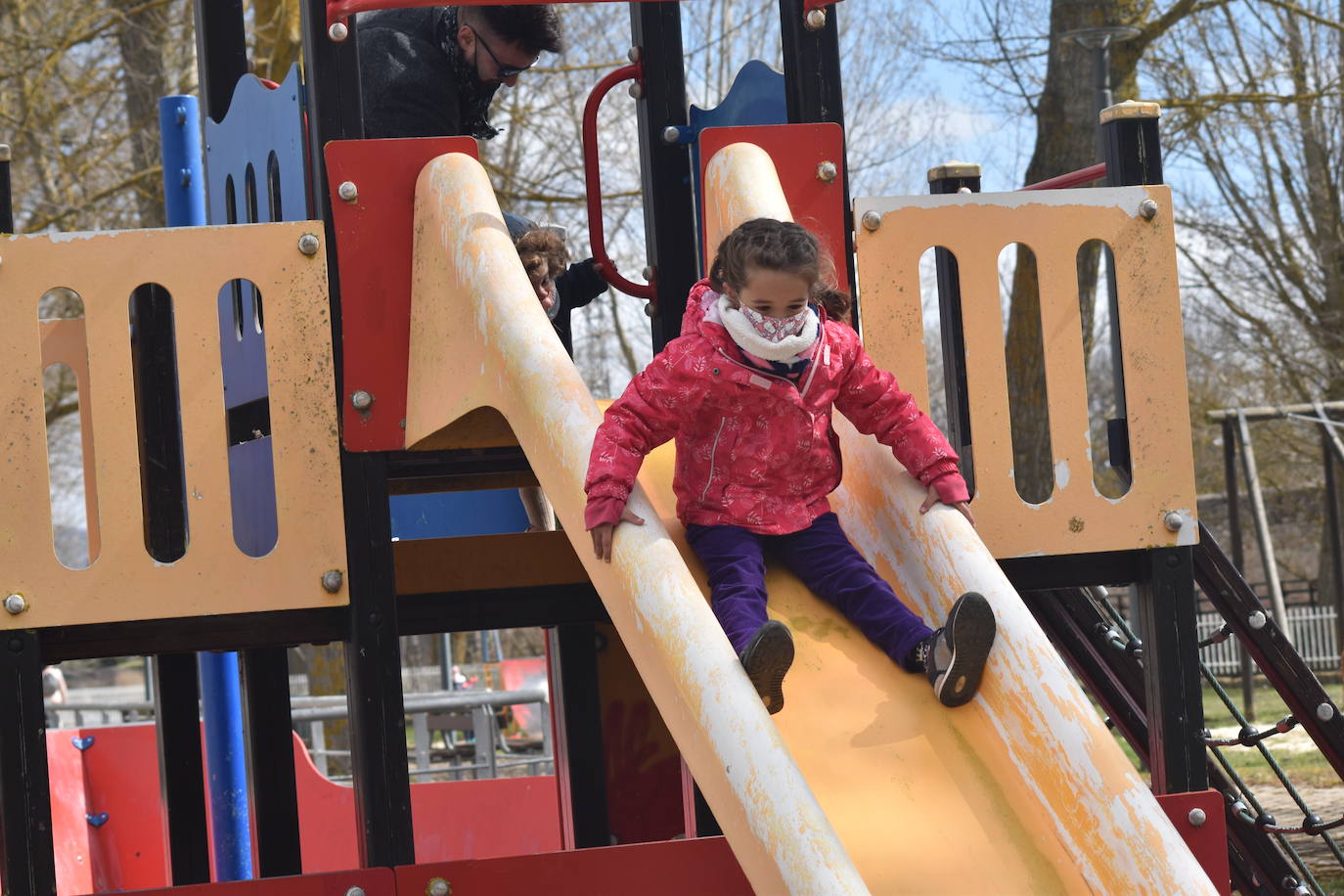 Fotos: Ilusiones infantiles en el parque de Aguilar tras un año cerrado