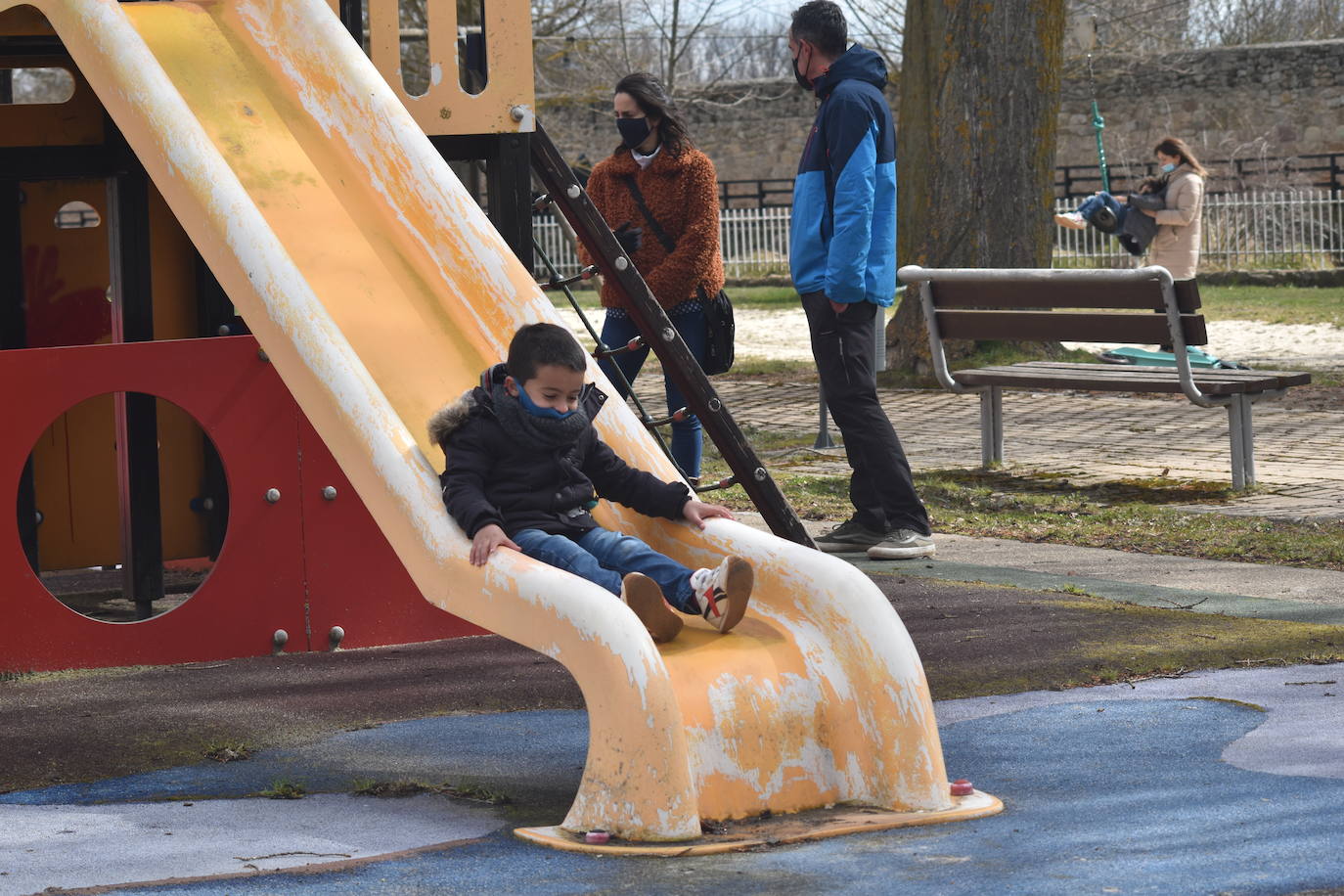 Fotos: Ilusiones infantiles en el parque de Aguilar tras un año cerrado